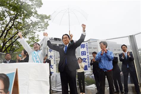 石井 準一 On Twitter 秘書の鵜沢です。 一昨日の石井は、、、 衆議院千葉県第5区補欠選挙に自民党公認候補として立候補している