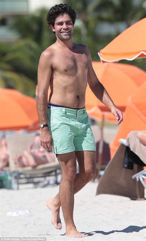 Entourages Adrian Grenier Shows Off His Beach Body On Vacation In