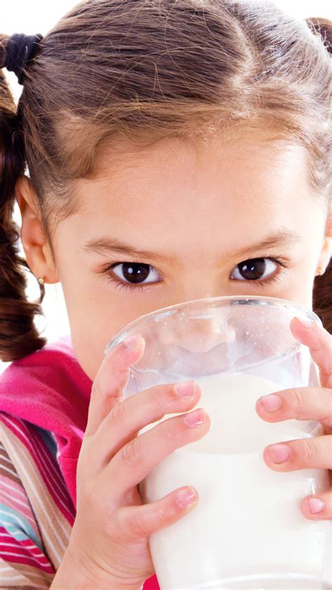 10 Benefits Of Drinking Milk At Night