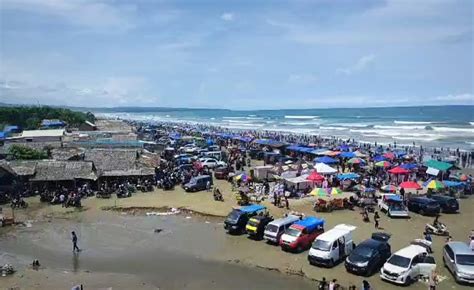 Ribuan Wisatawan Masih Padati Pantai Bagedur Di Akhir Pekan Libur Lebaran