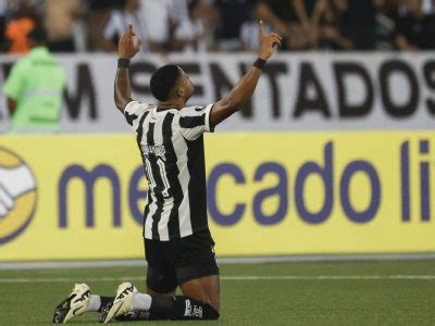 Botafogo Vence A Liga De Quito Y Alcanza El Liderato Del Grupo D De