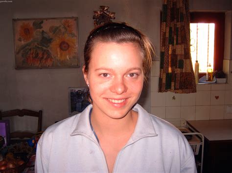 Cute Amateur Jenny Posing Naked At HomeMoviesTube