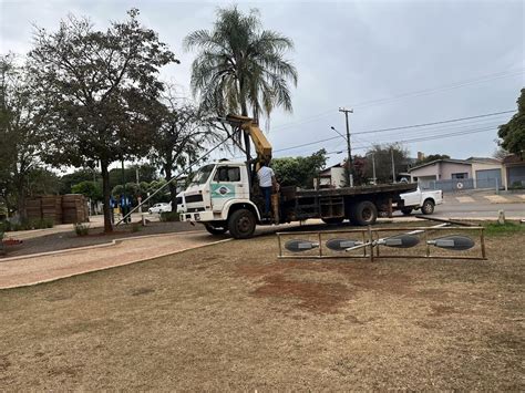 Empresa realiza troca e instalação de novos postes na Praça da