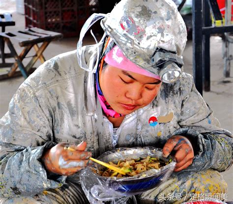 不忍看的8张女农民工在外打工图 父母看完心酸了