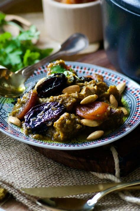 Tajine De Veau Aux Pruneaux Abricots Et Raisins Secs · Aux Délices Du