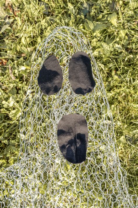 How To Make Chicken Wire Ghost Figures Easy Steps Wire Fence