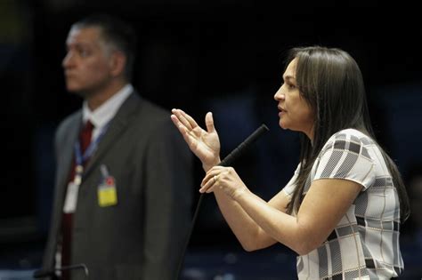 Por agressão sexista a jornalista Eliziane Gama apresenta voto de