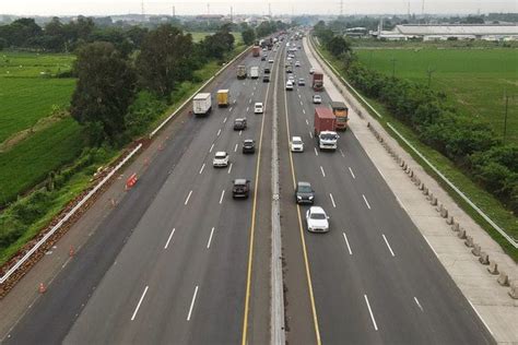 Foto Awas Macet Ada Perbaikan Tol Jakarta Cikampek Selama 1 Minggu