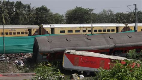 Descarrilamiento De Otro Tren En India Tras Choque Con Muertos