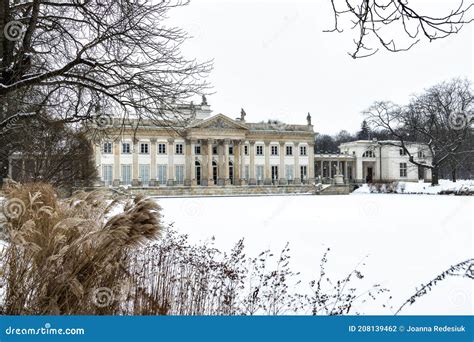 Historic Palace On The Water In Azienki Kr Lewskie Park In Warsaw