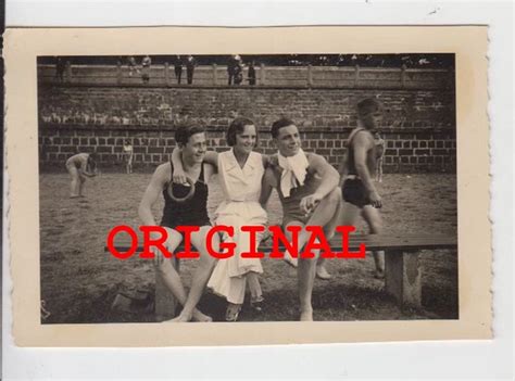 FOTO JÜNGLING JUNGE halb nackt nude gay sport Frau Maid Sportdress Leichtathlet EUR