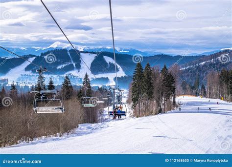 Panorama Nevado Pitoresco Das Montanhas Carpathian E De Um Elevador De