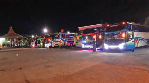 Full Senyum Mase Parkiran Bus Asmoroqondi Full Bus Pariwisata Mbois