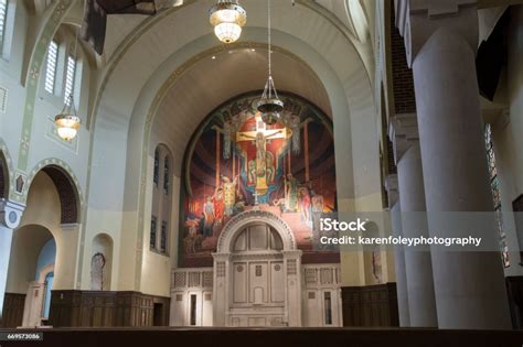 Alter Dengan Lukisan Dinding Di Gereja Abaondoned Katolik Roma Foto