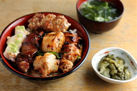 行列もなんのその。並んだ先に待つ幸せの絶品丼 │ ヒトサラマガジン