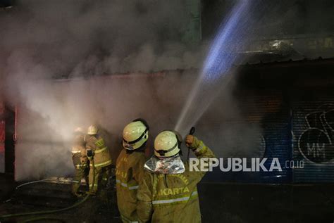 Gulkarmat Jakbar Padamkan Api Yang Bakar Tempat Karaoke Di Tamansari