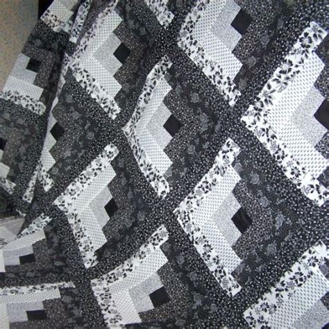 Hollys Quilts Home Page Quilts Log Cabin Quilt Pattern Black And