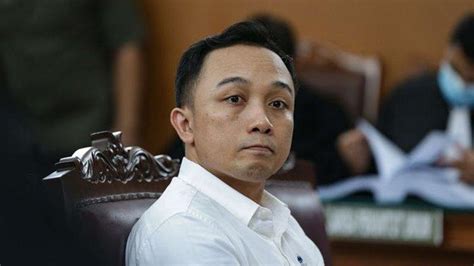 Ricky Rizal Dituntut 8 Tahun Penjara Kuat Maruf Menangis Di Ruang