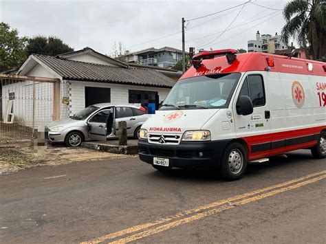 Condutora perde o controle da direção e colide contra residência em