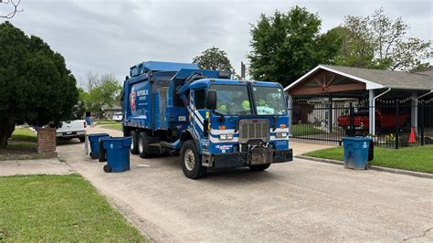 Republic Services Peterbilt 320 CNG Heil Durapack 7000 On Trash 2443