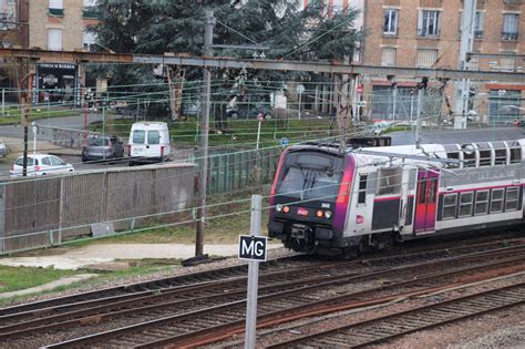 Sncf Pr Sence De Ch Vres Sur Les Voies Le Trafic Sur Le Rer C En