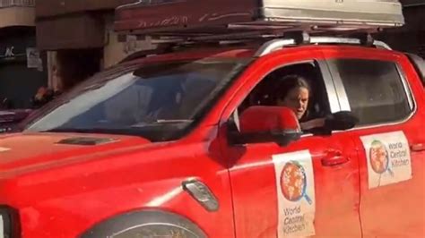 Rosalía una voluntaria más en Valencia al volante de un Ford Ranger Raptor