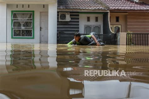 Hujan Deras Banjir Rendam Kota Pekanbaru Republika Online