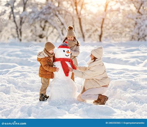 Joyeux Mère De Famille Et Enfants Font Un Bonhomme De Neige Et S