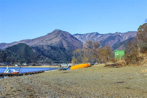 Vervintra Landskapet Med Mount Fuji Skogen Och Is P Floden