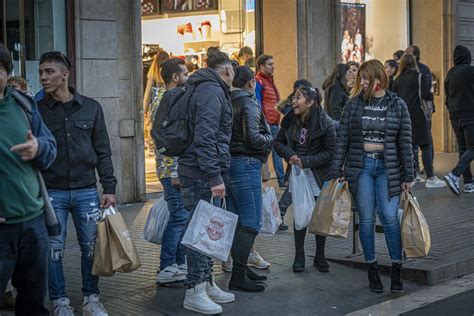 Barceloneses Y Visitantes Abarrotan Las Calles Comerciales En La Recta