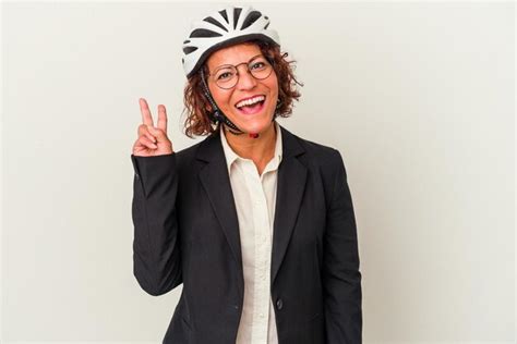 Mujer De Negocios Latina De Mediana Edad Con Un Casco De Bicicleta