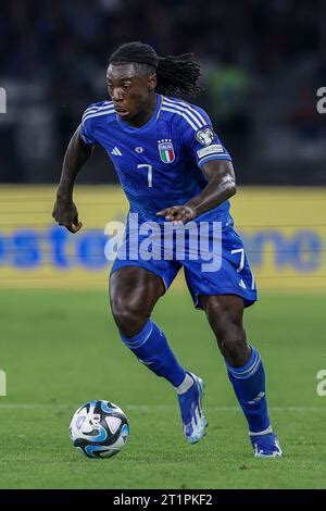 L Attaquant Italien Moise Kean Contr Le Le Ballon Lors De L Euro