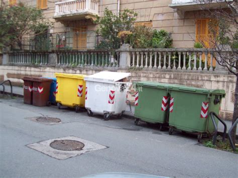 Genova La Macelleria Ostaggio Dei Bidoni Della Spazzatura Caso