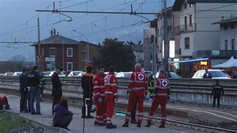 TRAGEDIA A BERBENNO DUE RAGAZZINI TRAVOLTI E UCCISI DAL TRENO Cronaca