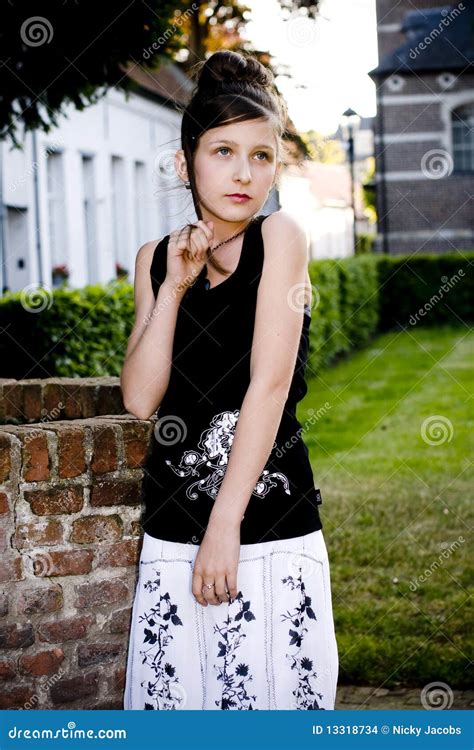 Ropa Blanco Y Negro De La Muchacha Adolescente De La Manera Foto De