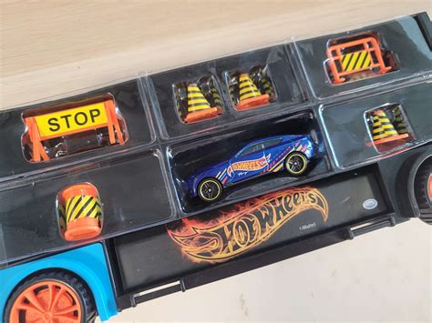 OUTLET Hot Wheels Transporter Na 14 Aut 1 Auto I Znaki Drogowe WYBRAKOWANY Humbi Pl