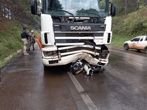 TRAGÉDIA NA ESTRADA Motociclista morre após colisão caminhão