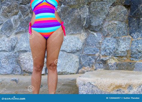 Femme Avec Le Corps D exposition De Bikini De Couleur Sexy Image stock Image du détendez