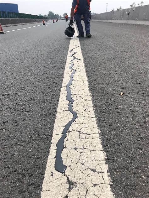 嘉格沥青路面灌缝胶完美处理混凝土裂缝 根栏目 嘉格伟业道路养护专家