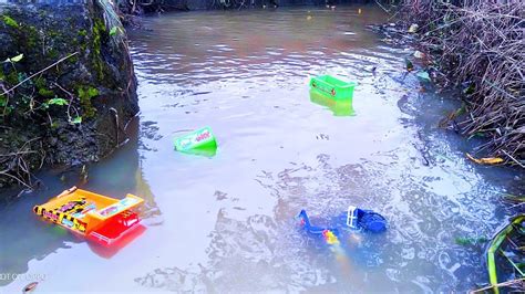 Menemukan Mainan Anak Laki Laki Yang Hanyut Di Sungai Menemukanmainan