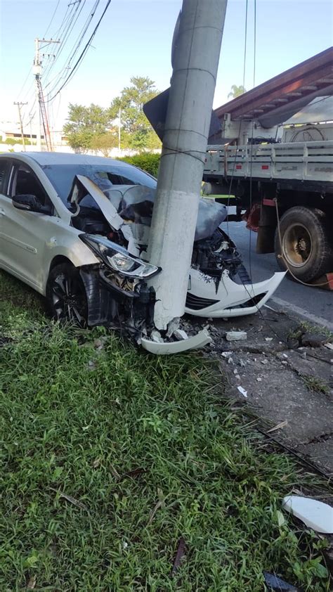 Carro bate em poste e moradores ficam sem energia elétrica no Jardim