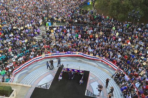 Kamala Harris Kicks Off 2020 Campaign With Oakland Rally - The New York ...