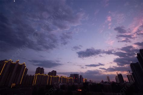 城市美景傍晚藍天彩雲天空中漂浮著攝影圖配圖背景圖桌布圖片免費下載 Pngtree