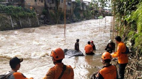 Bocah 9 Tahun Yang Hanyut Di Kali Ciliwung Dikabarkan Sedang Mandi Di