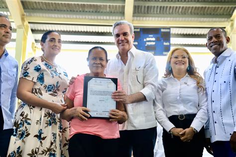 Gobierno Entrega T Tulos De Propiedad En Azua E Inaugura Liceo En Ban