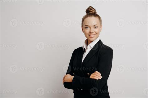 Mujer Ejecutiva En Traje Oscuro De Pie De Lado Foto De Stock