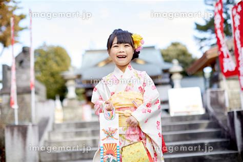 七五三のお参りをする日本人の女の子の写真素材 [194834338] イメージマート