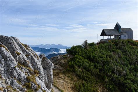 Blick Vom Hochfelln Auf Wolken Und Berge Bei Sonnenschein Mit Kapelle