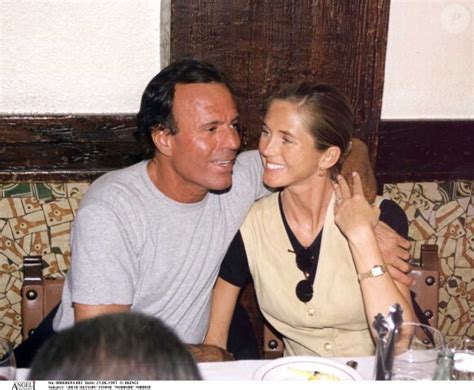 Photo Julio Iglesias Et Sa Femme Miranda Rijnsburger à Madrid En 1997