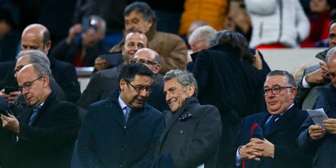 Manifest Blaugrana Incentiva Una Mocadorada Contra La Directiva Al